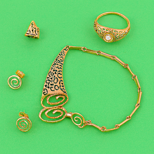 4 pcs gold set - Gozo Thrift Shop