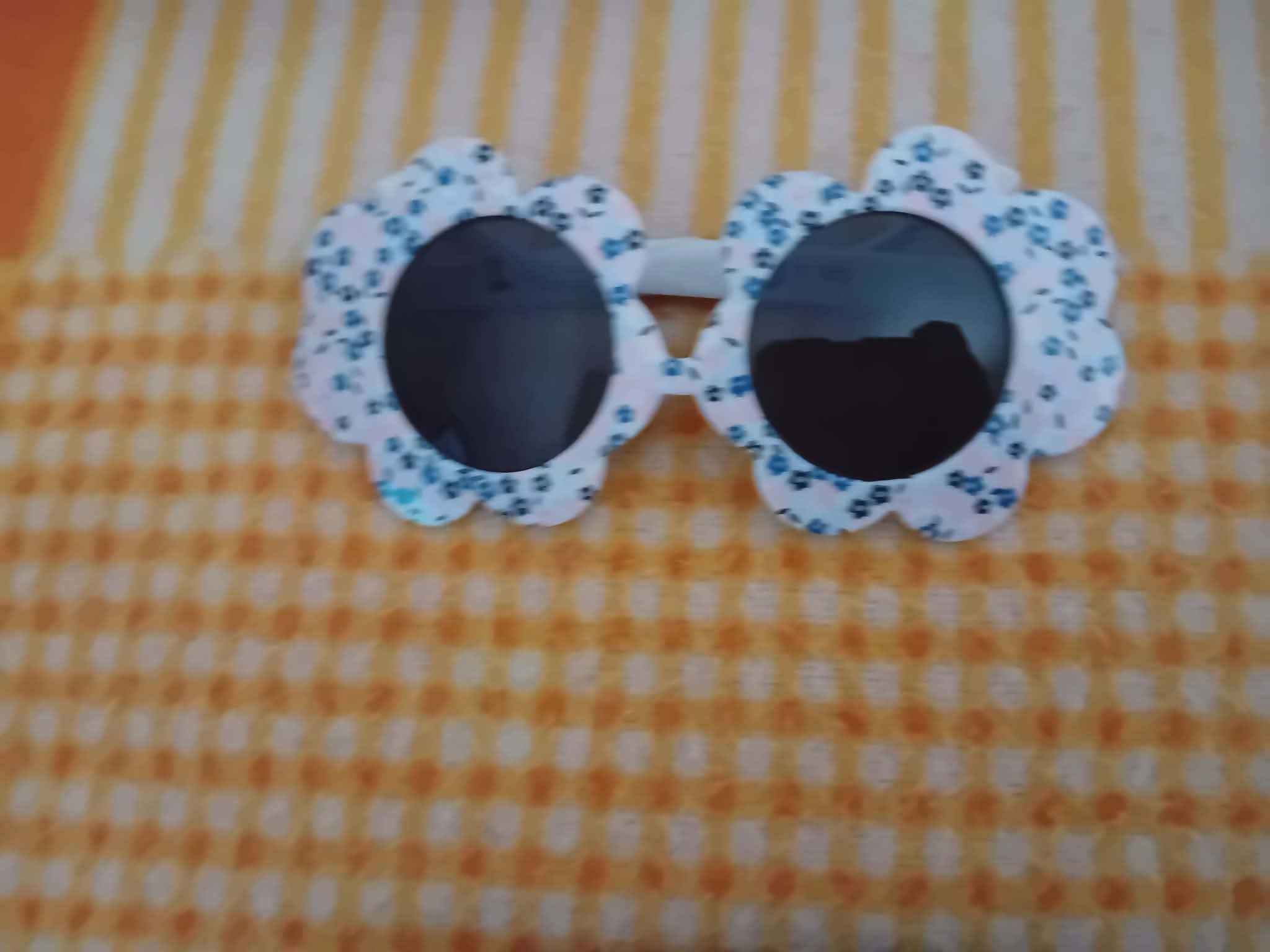 Flower‑Shaped Retro Sunglasses – White & Blue Floral Frame